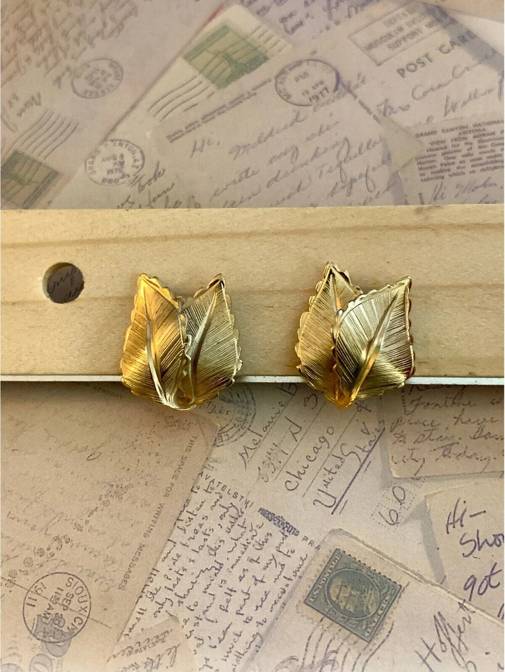 Vintage Signed Giovanni Gold Leaf Clip Earrings - Elegant Vintage Jewelry
